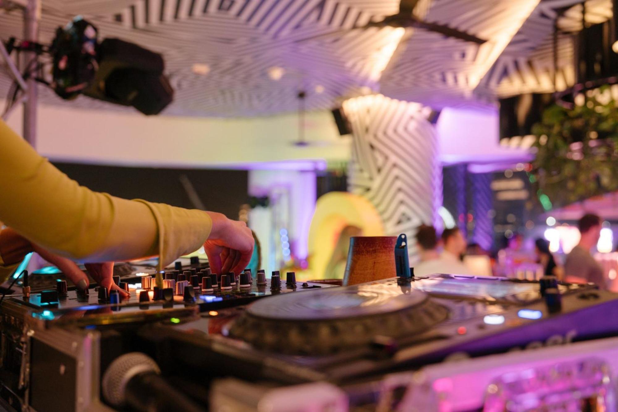 ดับเบิลยู บริสเบน Hotel ภายนอก รูปภาพ DJ at work