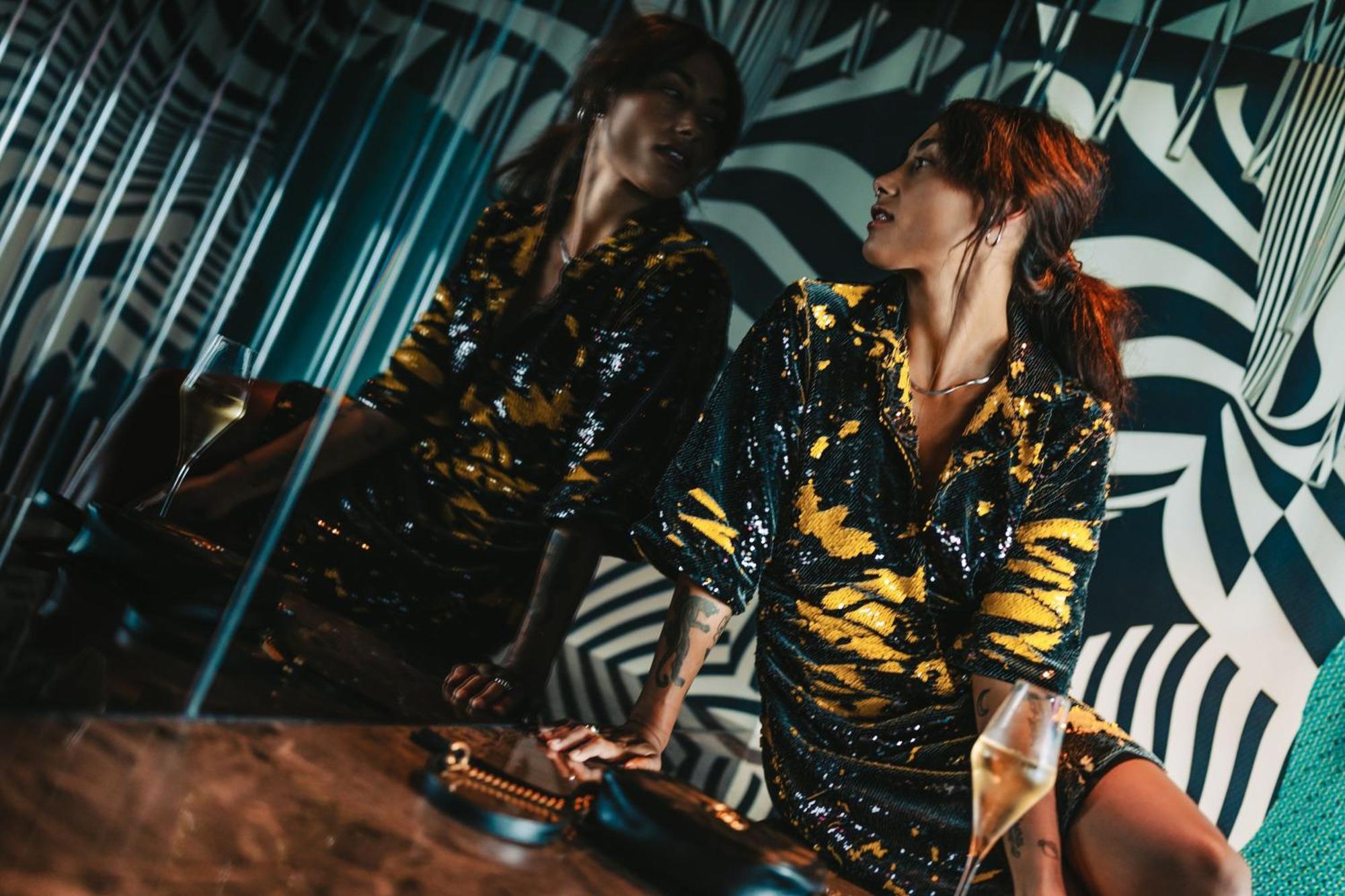ดับเบิลยู บริสเบน Hotel ภายนอก รูปภาพ A model wearing a sequined dress
